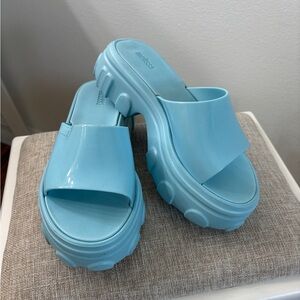 Melissa Blue Platform Slide Mules EUC Worn Once Women’s 7 Textured Sole